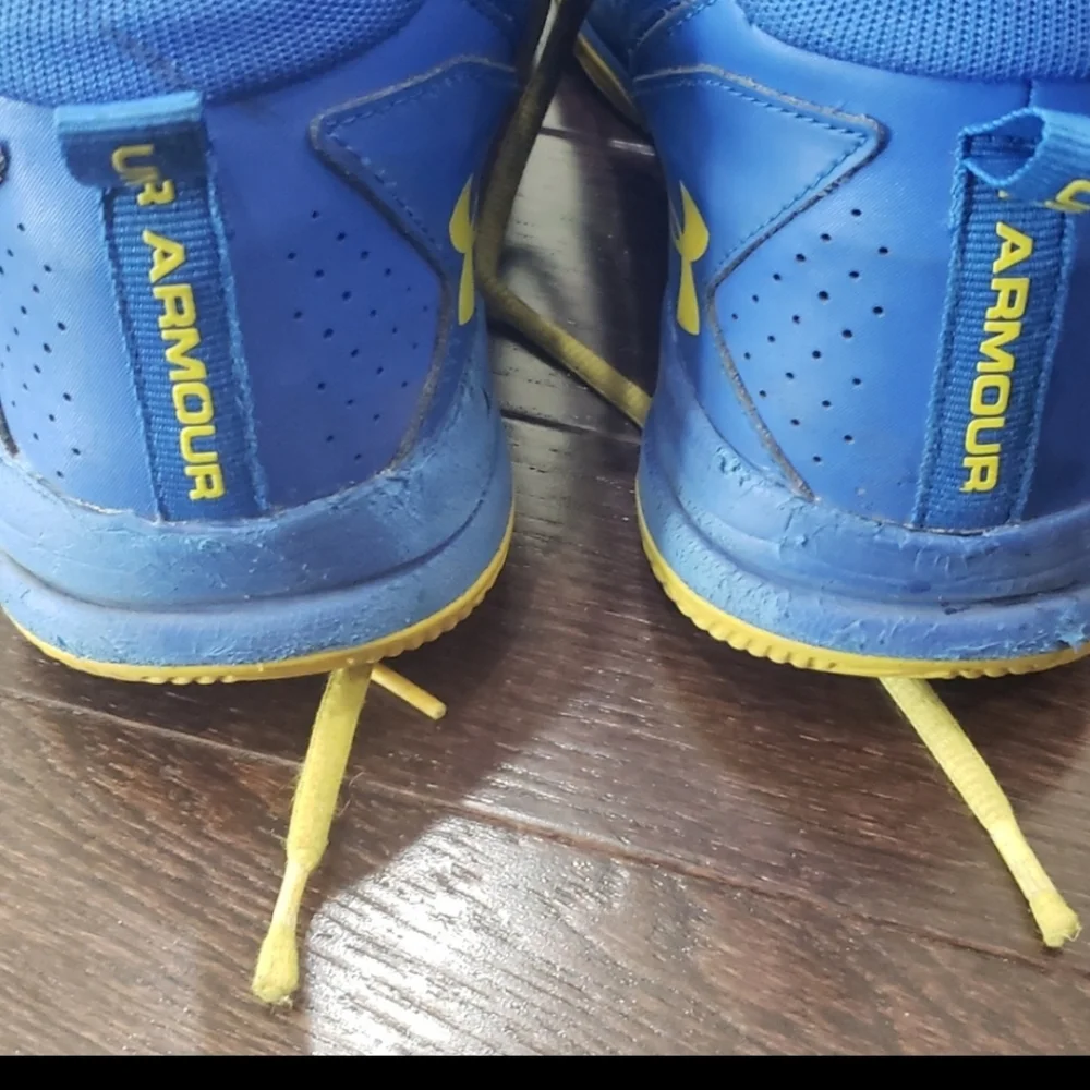 Under Armour basketball shoes Blue and Yellow Size 7 Big boy